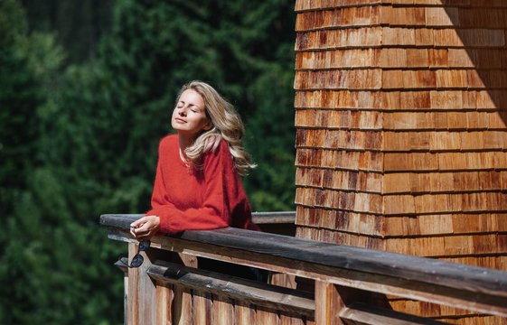 Frau genießt die Sonnenstrahlen vom Balkon im Aurora.