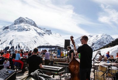 Live-Musik vor Gipfelpanorama