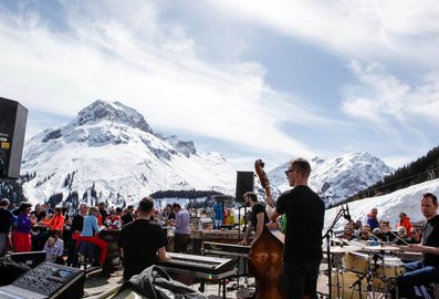 Live-Musik vor Gipfelpanorama