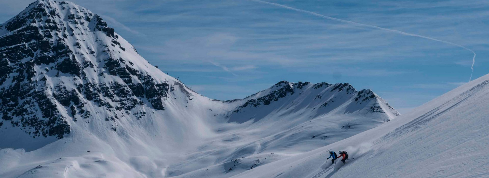 Eine Person fährt mit Skiern den Hang hinunter