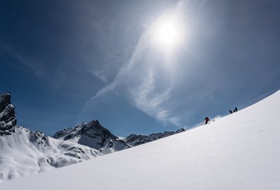 Skifahrer mit wunderschönen Bergpanorama im Hintergrund