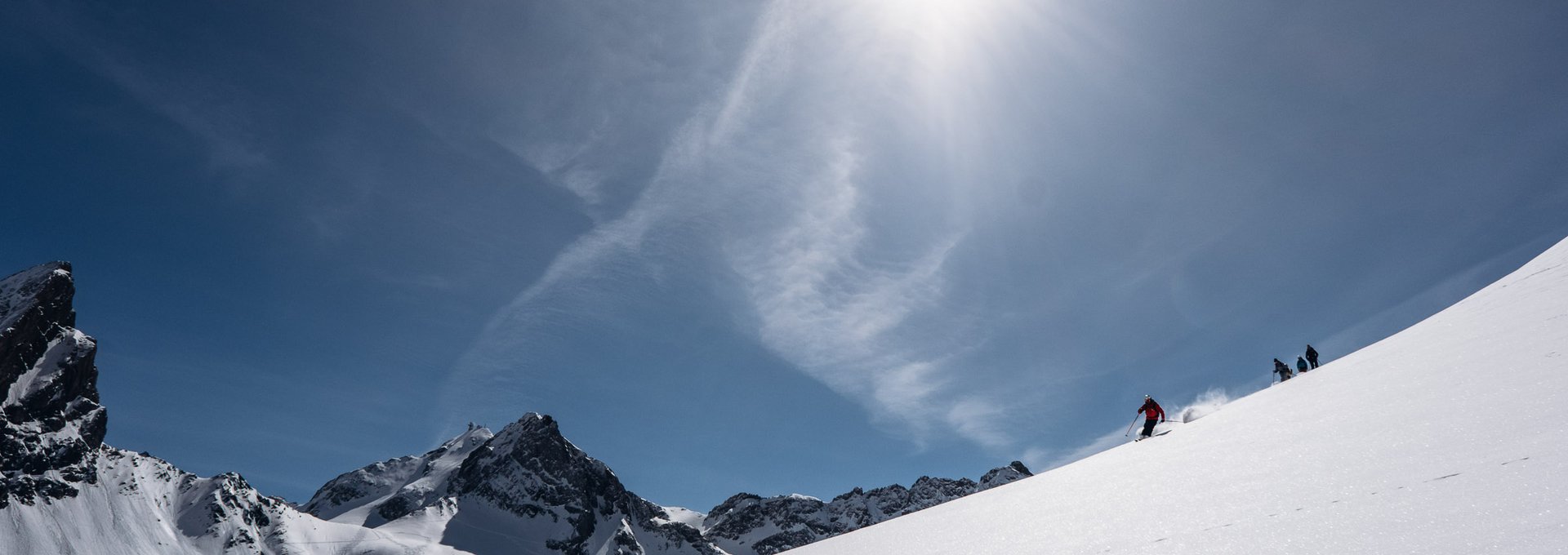 Skifahrer mit wunderschönen Bergpanorama im Hintergrund