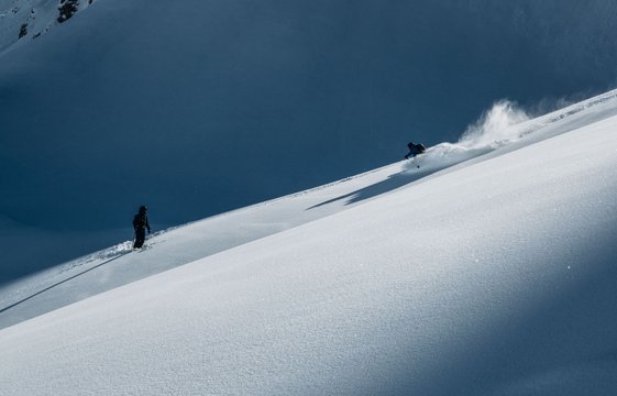 Skifahrer fährt Freeride auf frischem Schnee.