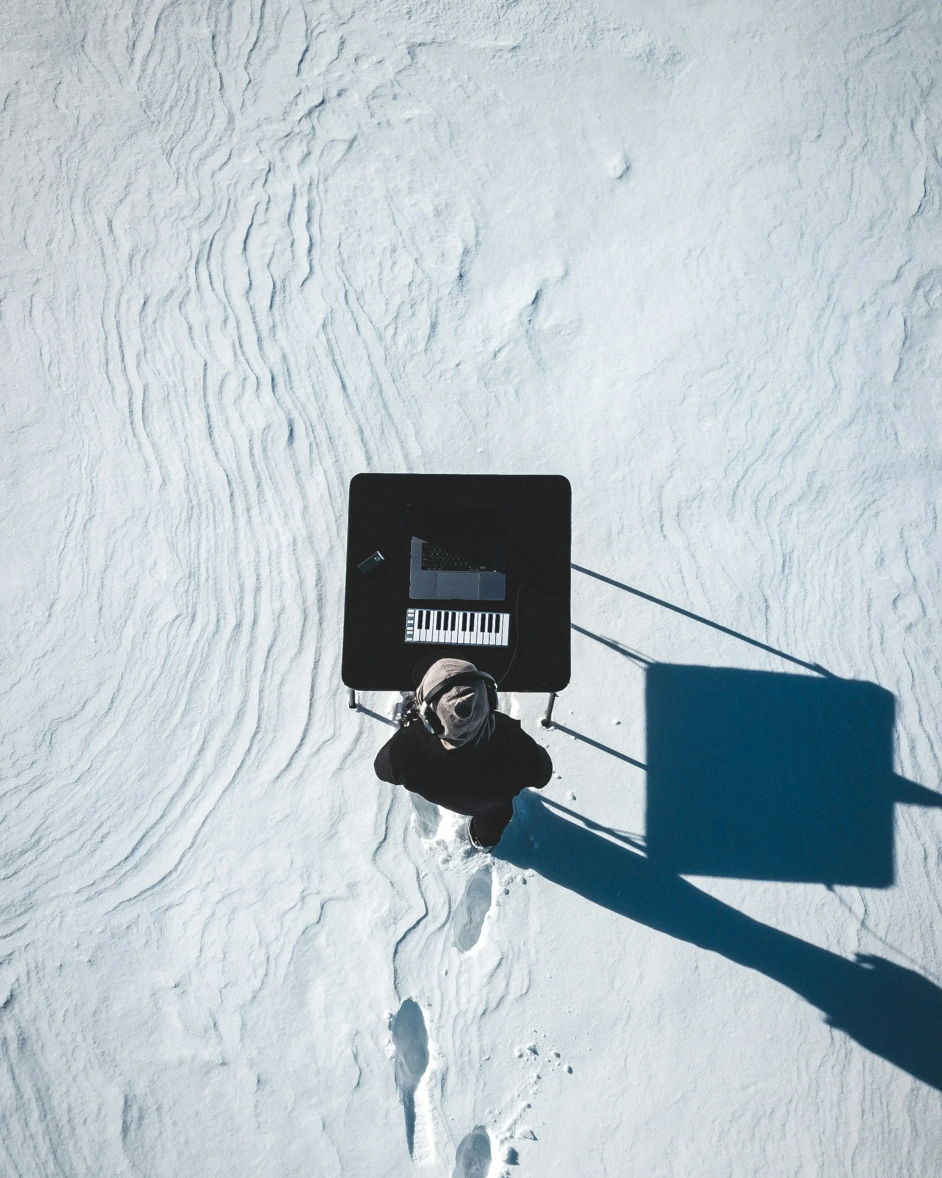 Culture and events in Lech am Arlberg Person standing in snow in front of table with laptop and MIDI keyboard