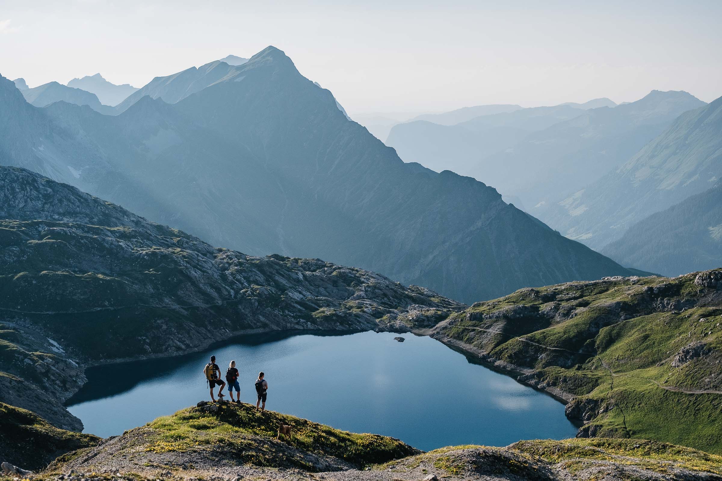 Bergsee mit Gipfelpanorama